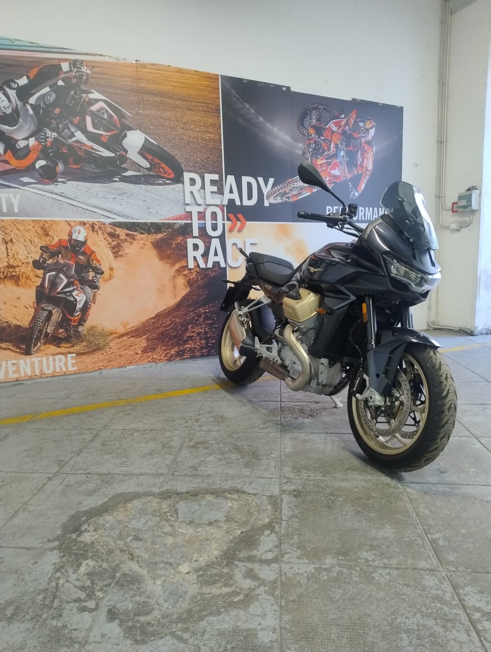 V100 MANDELLO-AZIENDALE Moto Guzzi