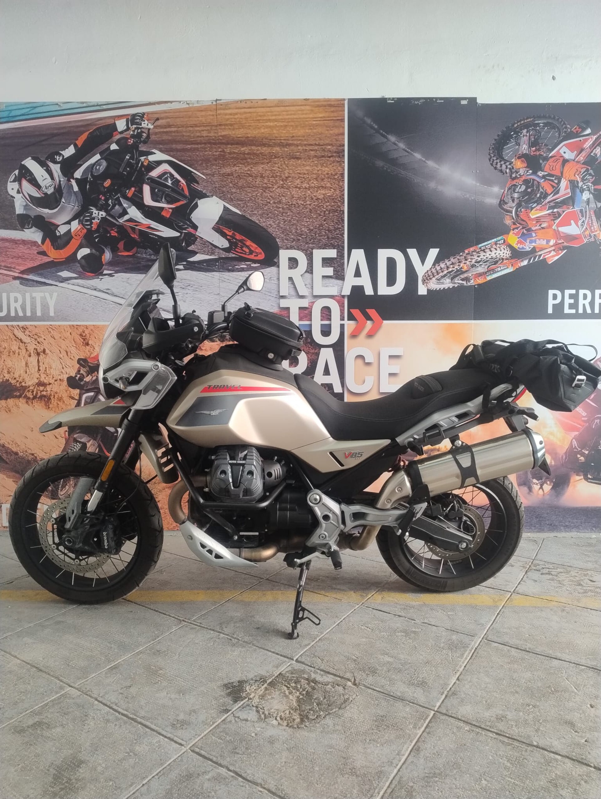 V85 Moto Guzzi TRAVEL