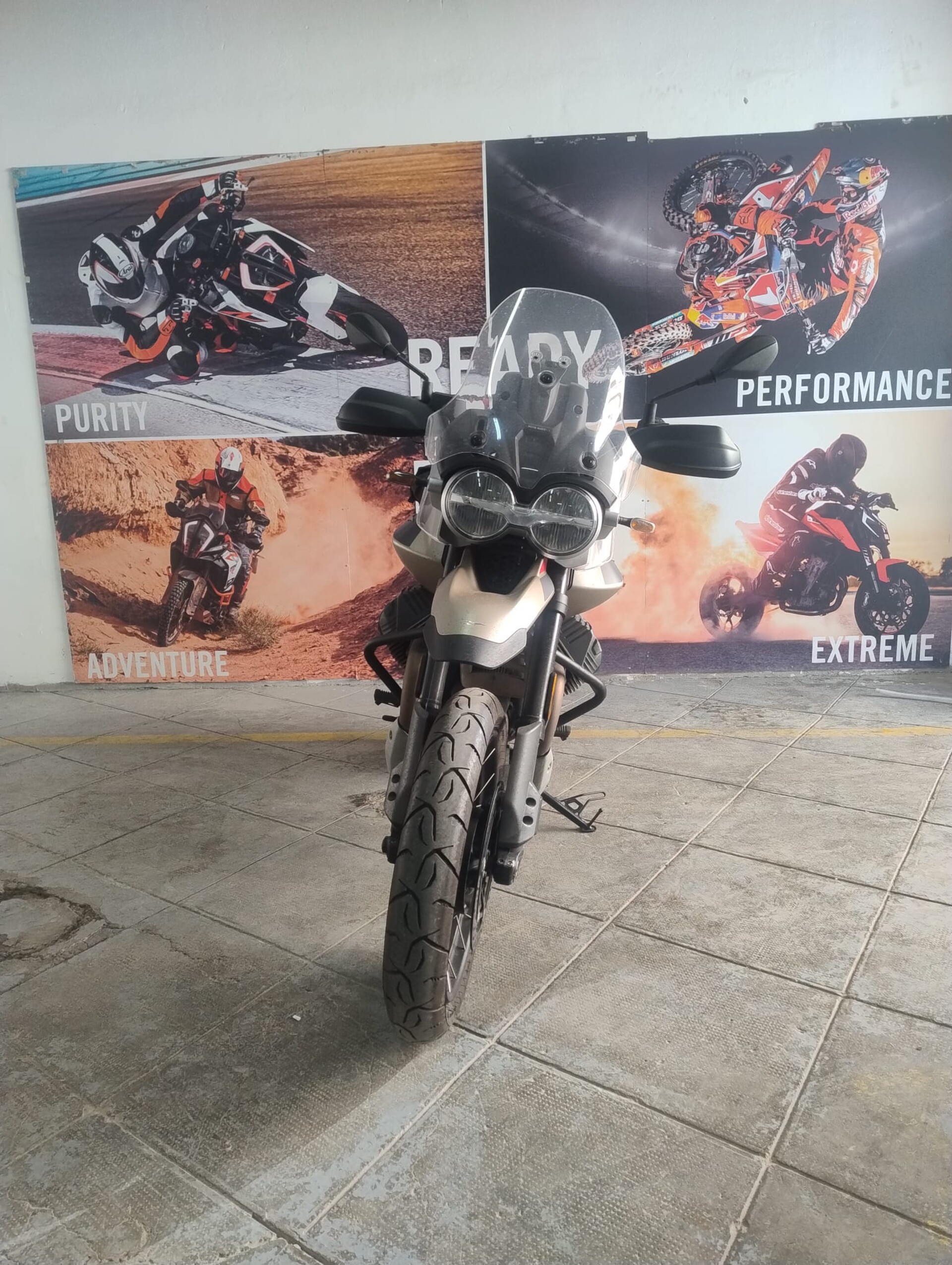 V85 Moto Guzzi TRAVEL
