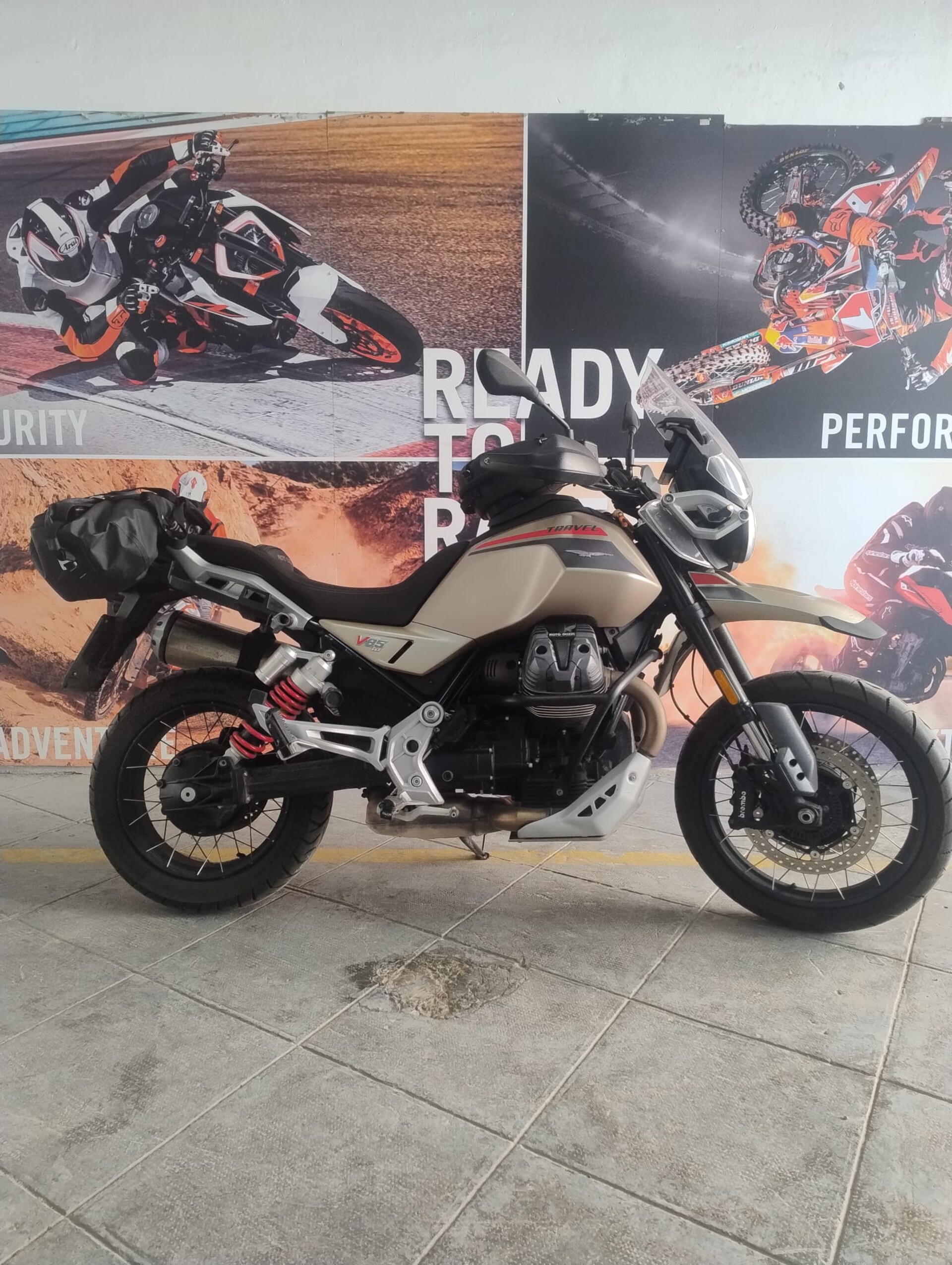 V85 Moto Guzzi TRAVEL