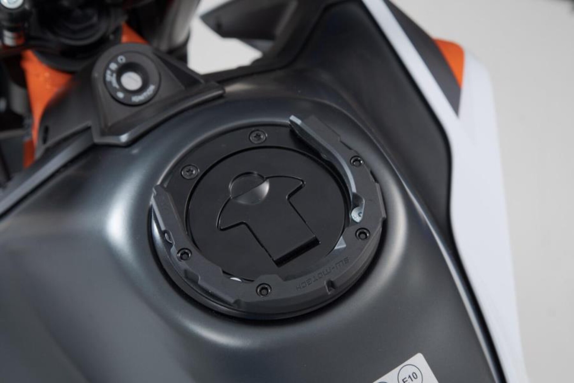ANELLO SERBATOIO PRO-NERO. MODELLI KTM. 6 VITI. SW-MOTECH