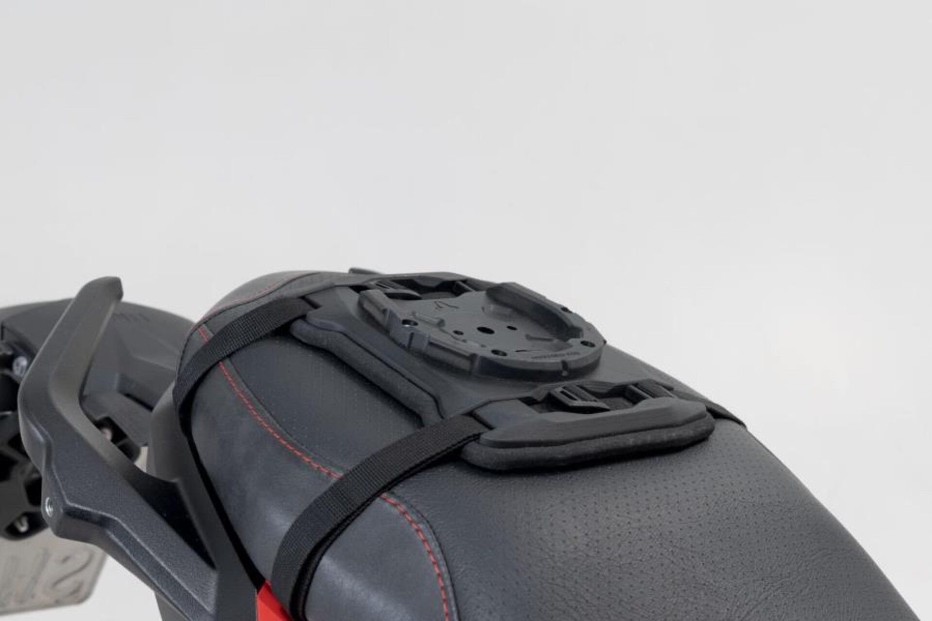 PRO SEAT RING-NERO. PER FISSAGGIO SULLA SELLA. SW-MOTECH