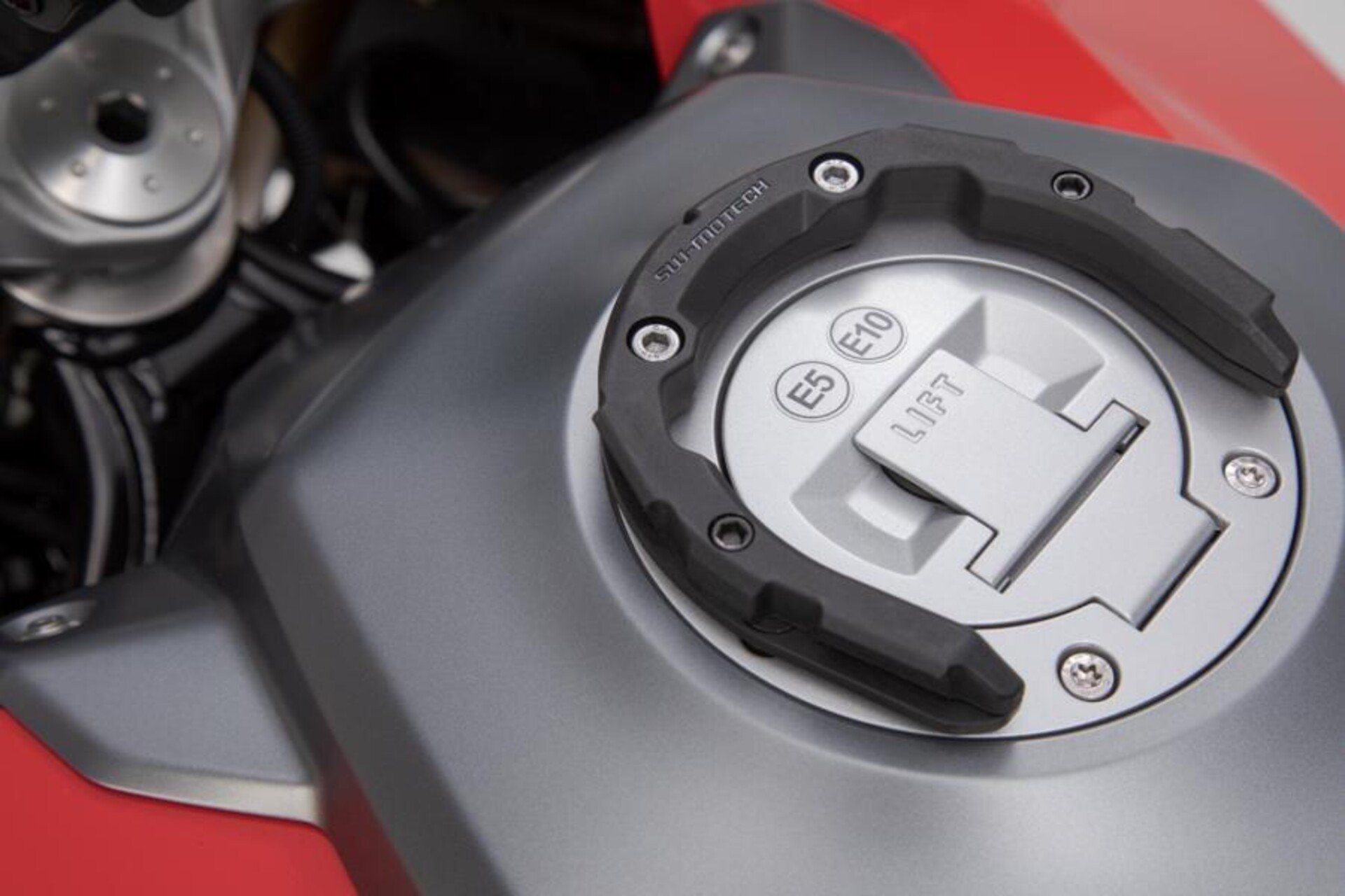 ANELLO SERBATOIO PRO-NERO. MOTO GUZZI V85 TT (19-). SW-MOTECH