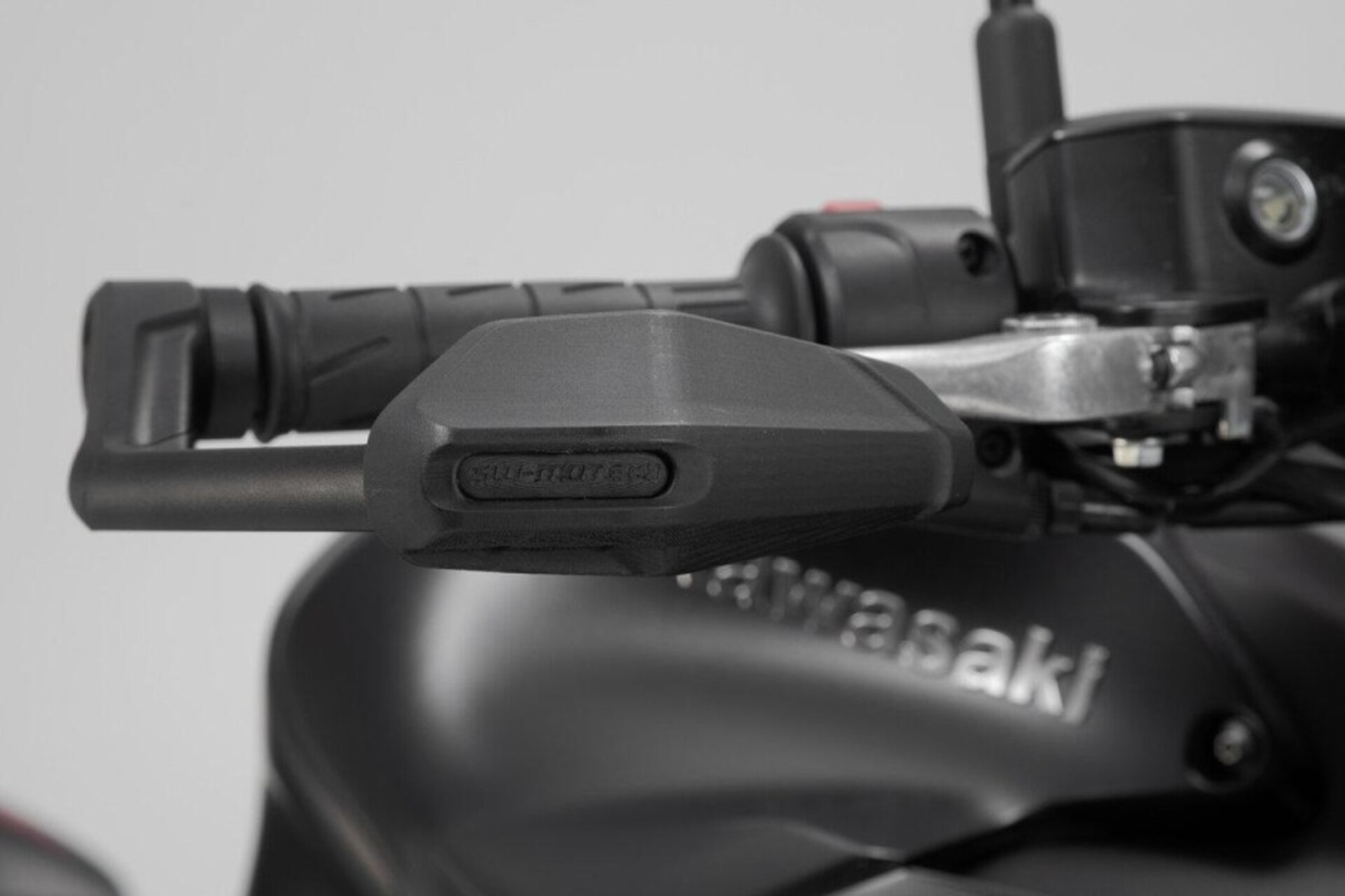 PROTEZIONI DELLA LEVA CON DEFLETTORE VENTO-NERO. KAWASAKI YAMAHA MT09 SW-MOTECH