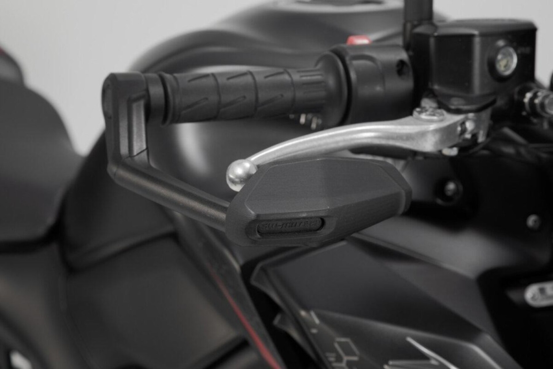PROTEZIONI DELLA LEVA CON DEFLETTORE VENTO-NERO. KAWASAKI YAMAHA MT09 SW-MOTECH