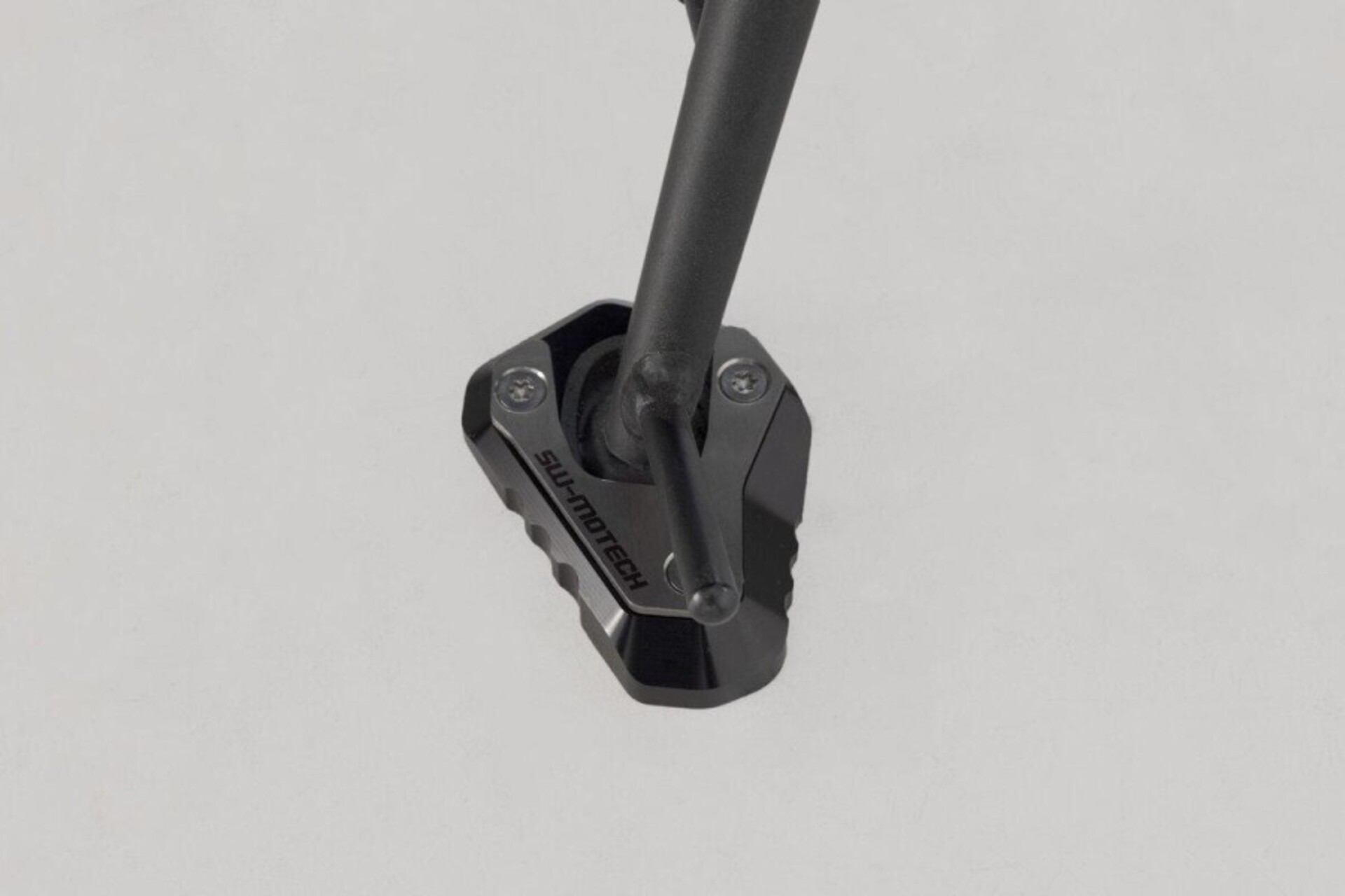 BASE MAGGIORATA PER CAVALLETTO LATERALE-NERO/ARGENTO. KAWASAKI Z650/ Z650RS/ NINJA 650. SW-MOTECH