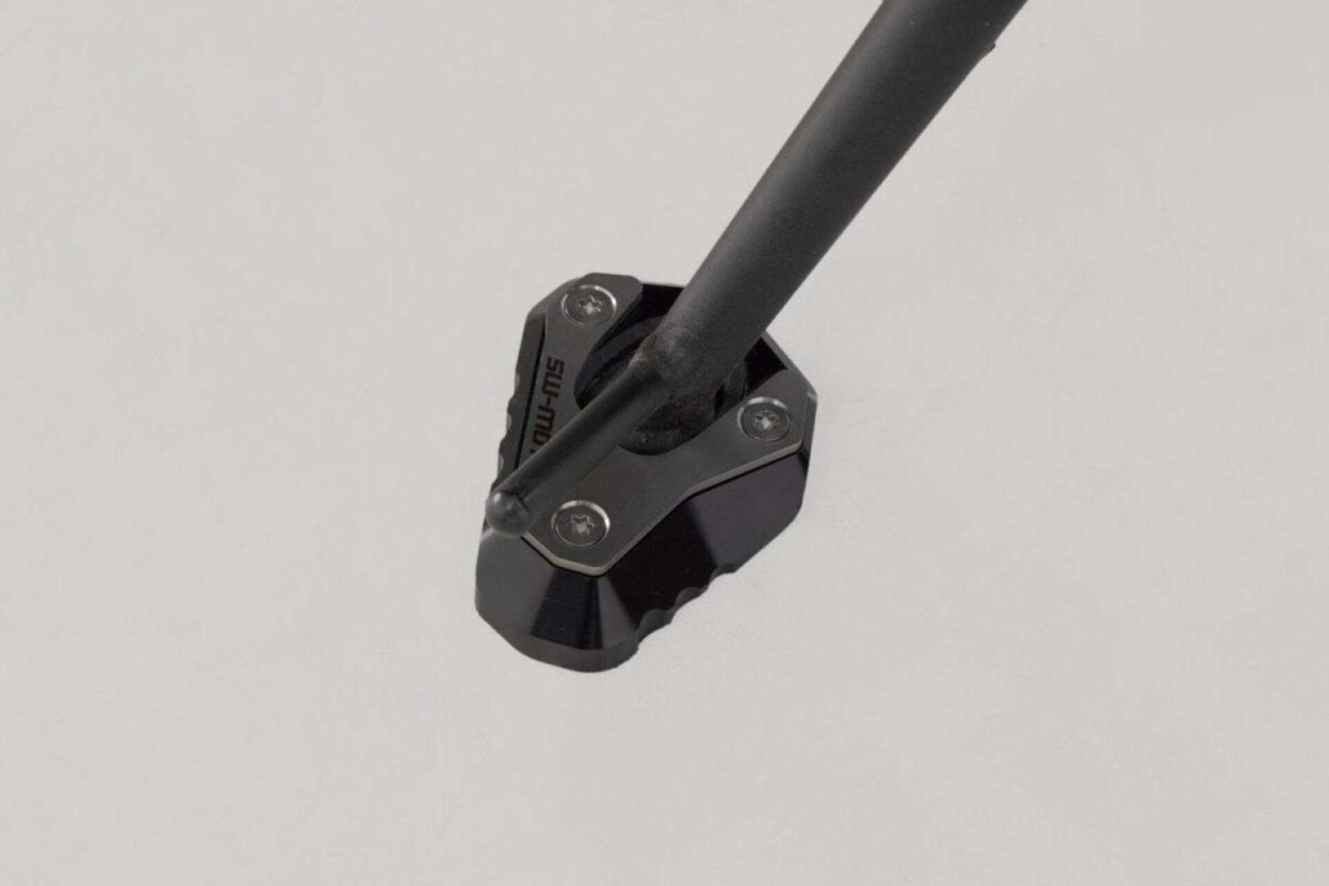 BASE MAGGIORATA PER CAVALLETTO LATERALE-NERO/ARGENTO. KAWASAKI Z650/ Z650RS/ NINJA 650. SW-MOTECH