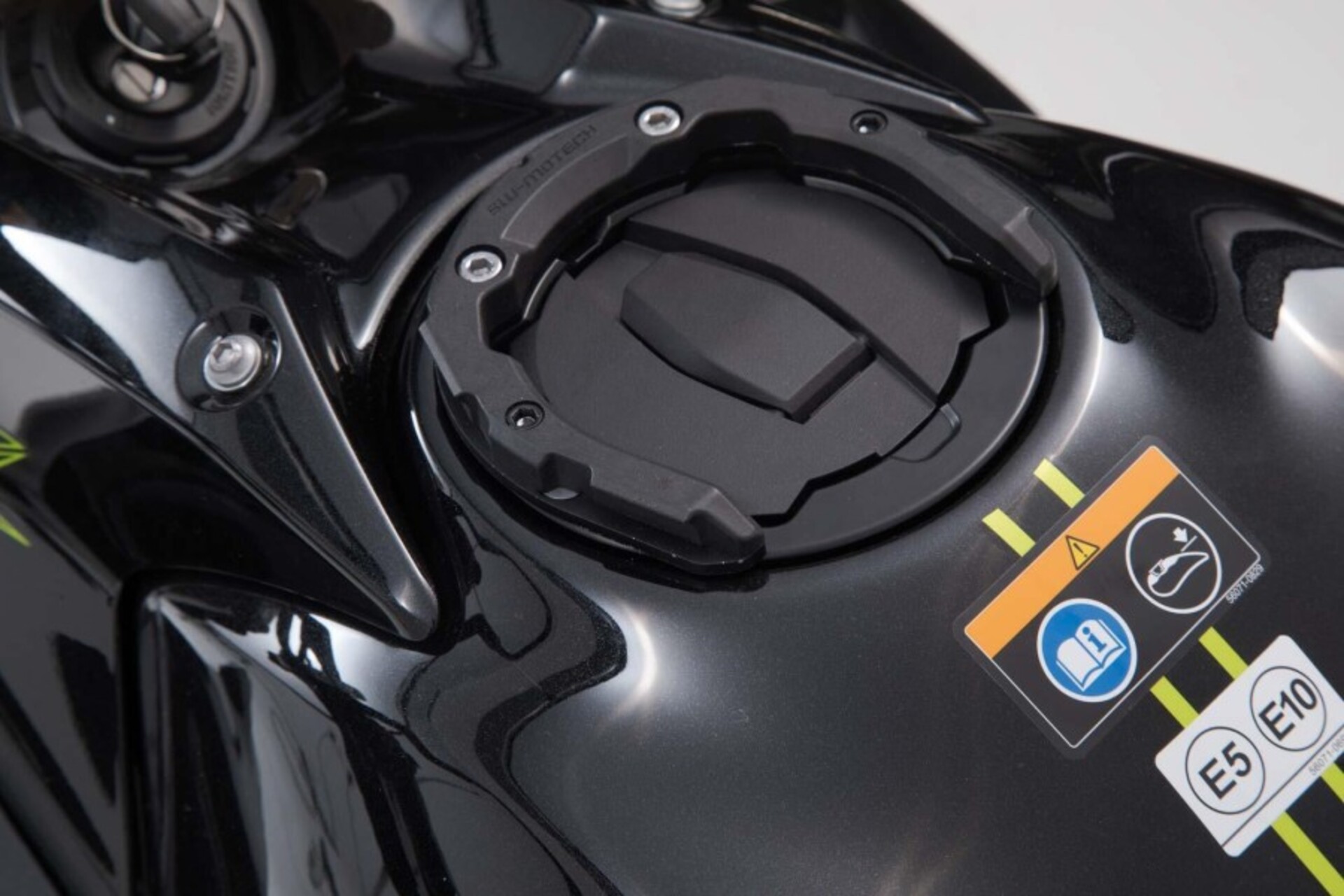 ANELLO SERBATOIO PRO-NERO. KAWASAKI Z650 (16-22) / NINJA 650 (16-). SW-MOTECH