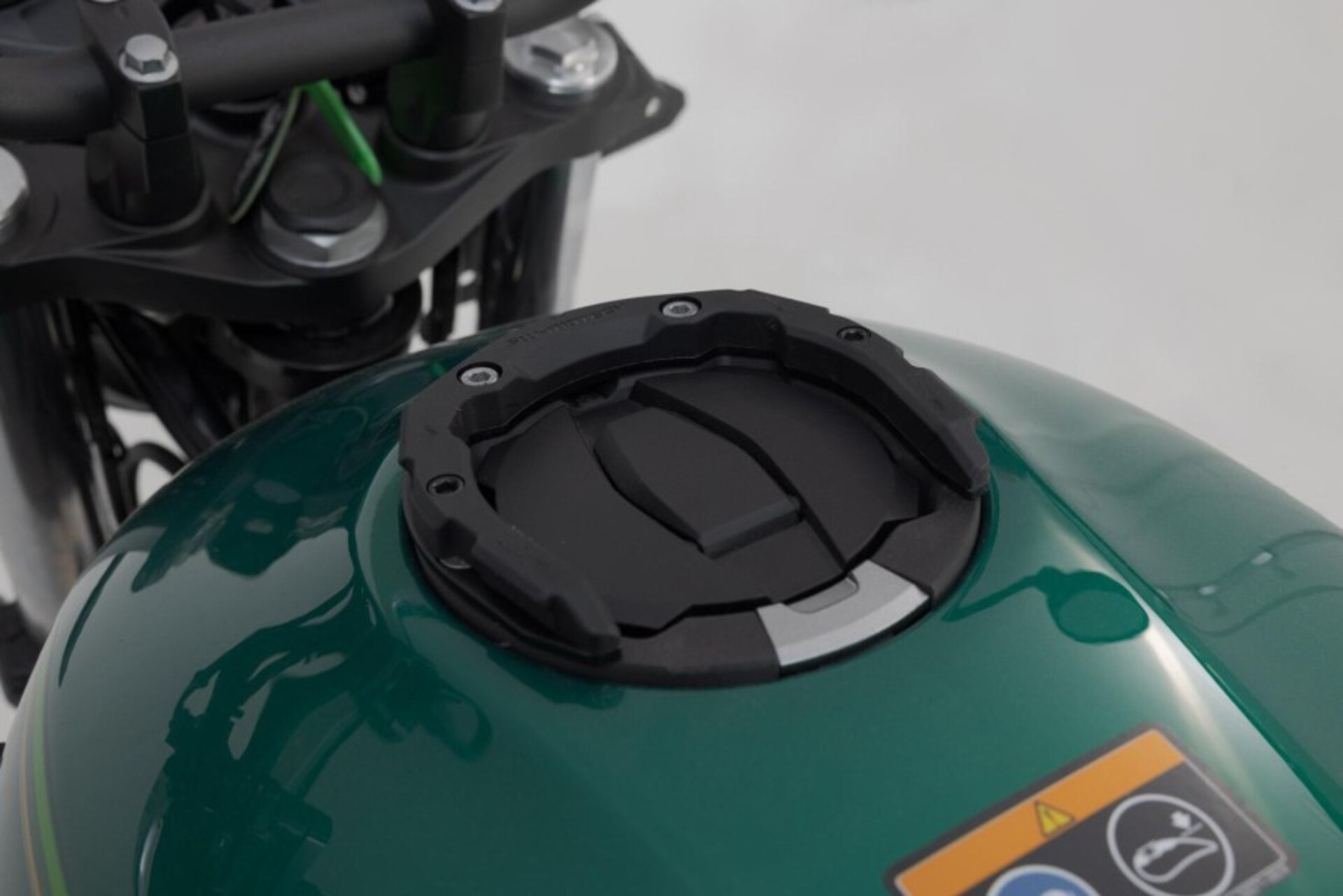 ANELLO SERBATOIO PRO-NERO. MODELLI KAWASAKI (20-). SW-MOTECH