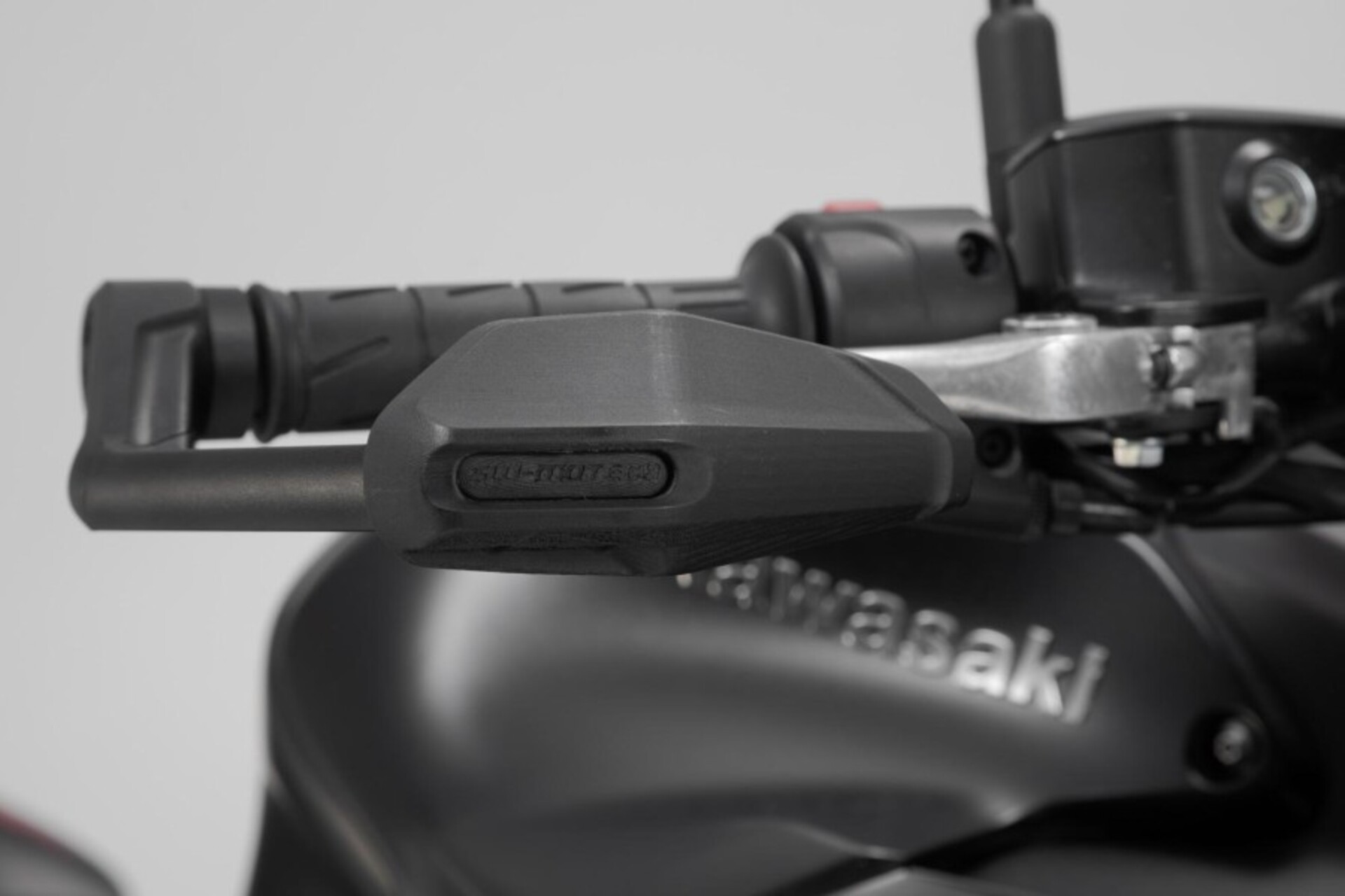 PROTEZIONI DELLA LEVA CON DEFLETTORE VENTO-NERO. KAWASAKI YAMAHA MT09 SW-MOTECH