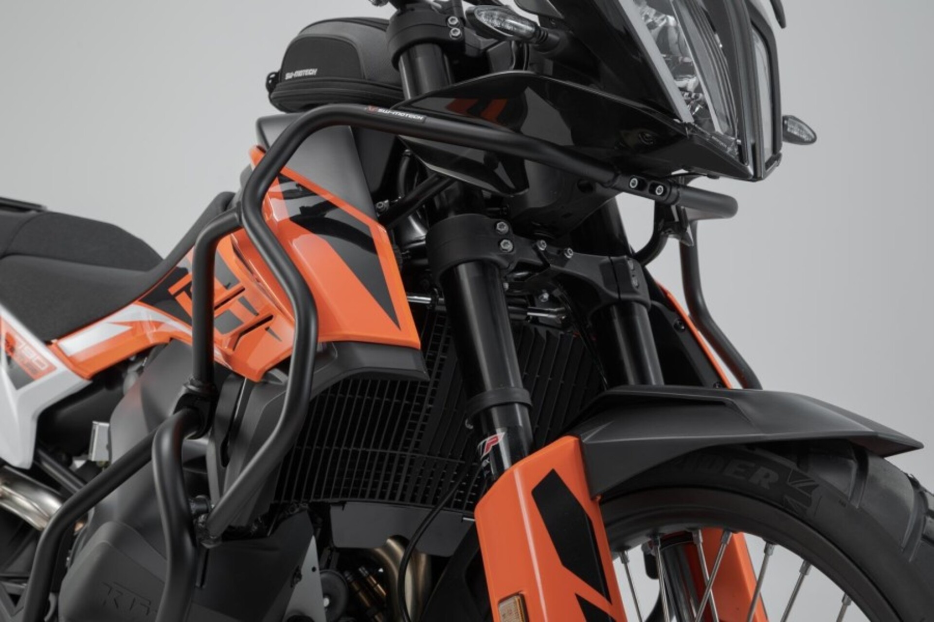 BARRA DI PROTEZIONE SUPERIORE-NERO. KTM 790 ADV/ R (19-), 890 ADV/ R (20-22). SW-MOTECH