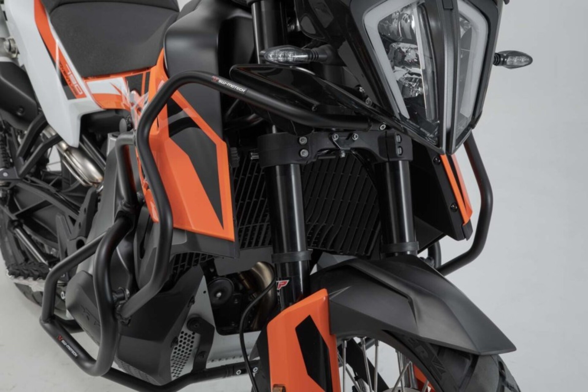 BARRA DI PROTEZIONE SUPERIORE-NERO. KTM 790 ADV/ R (19-), 890 ADV/ R (20-22). SW-MOTECH