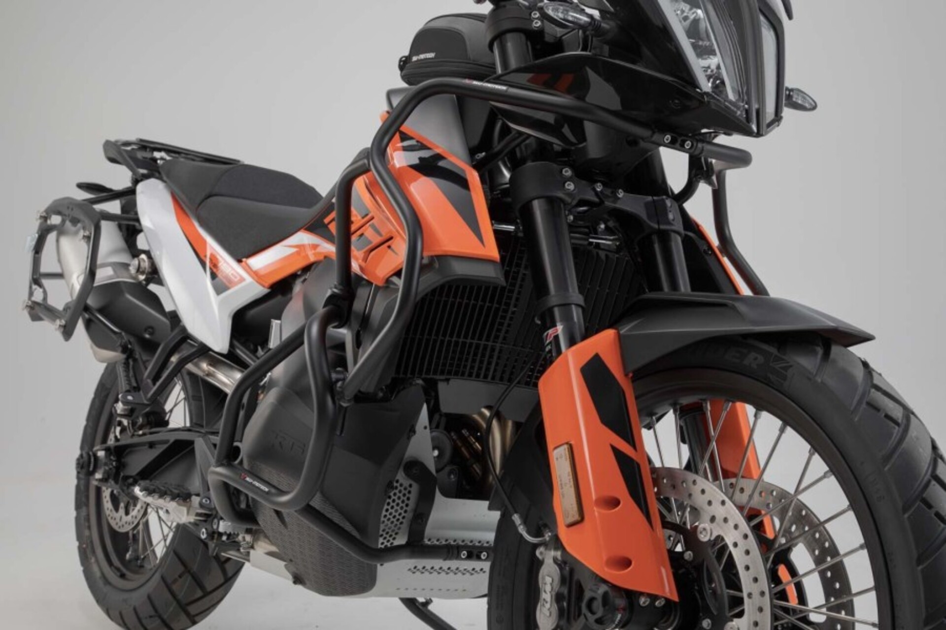 BARRA DI PROTEZIONE SUPERIORE-NERO. KTM 790 ADV/ R (19-), 890 ADV/ R (20-22). SW-MOTECH