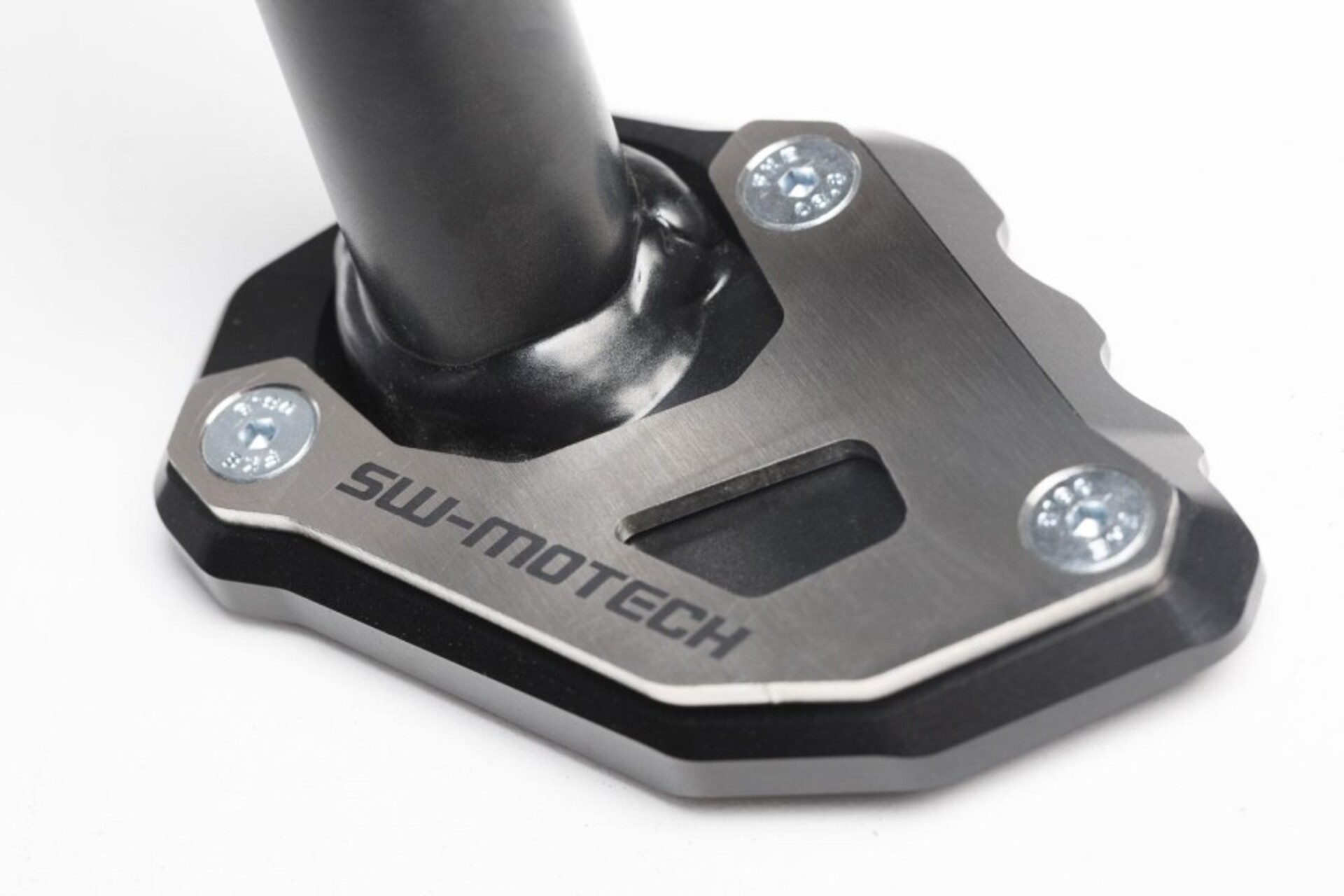 BASE MAGGIORATA PER CAVALLETTO LATERALE-NERO/ARGENTO. KTM 1050/1090/1190 ADV,1290 SADV. SW-MOTECH