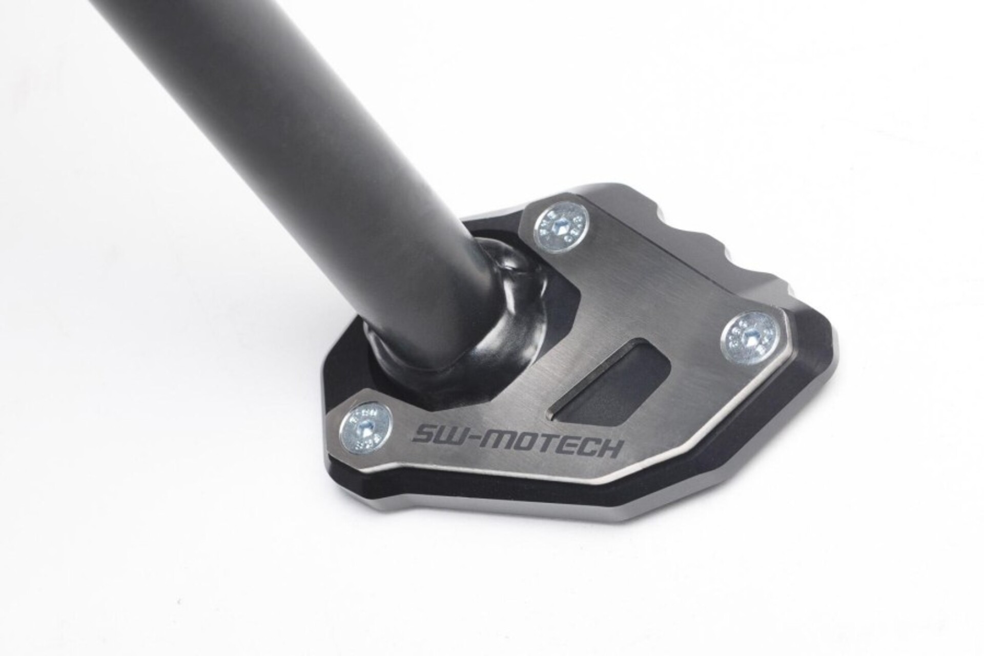 BASE MAGGIORATA PER CAVALLETTO LATERALE-NERO/ARGENTO. KTM 1050/1090/1190 ADV,1290 SADV. SW-MOTECH