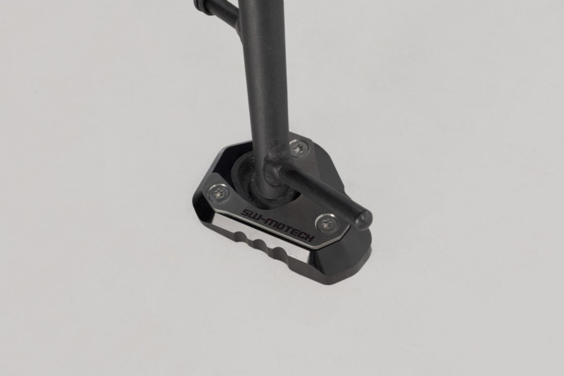 BASE MAGGIORATA PER CAVALLETTO LATERALE-NERO/ARGENTO. KAWASAKI Z650/ Z650RS/ NINJA 650. SW-MOTECH