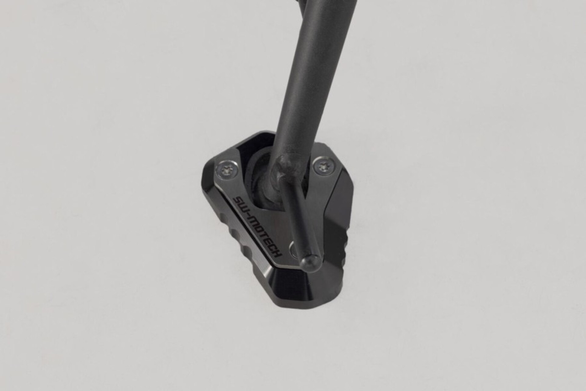BASE MAGGIORATA PER CAVALLETTO LATERALE-NERO/ARGENTO. KAWASAKI Z650/ Z650RS/ NINJA 650. SW-MOTECH