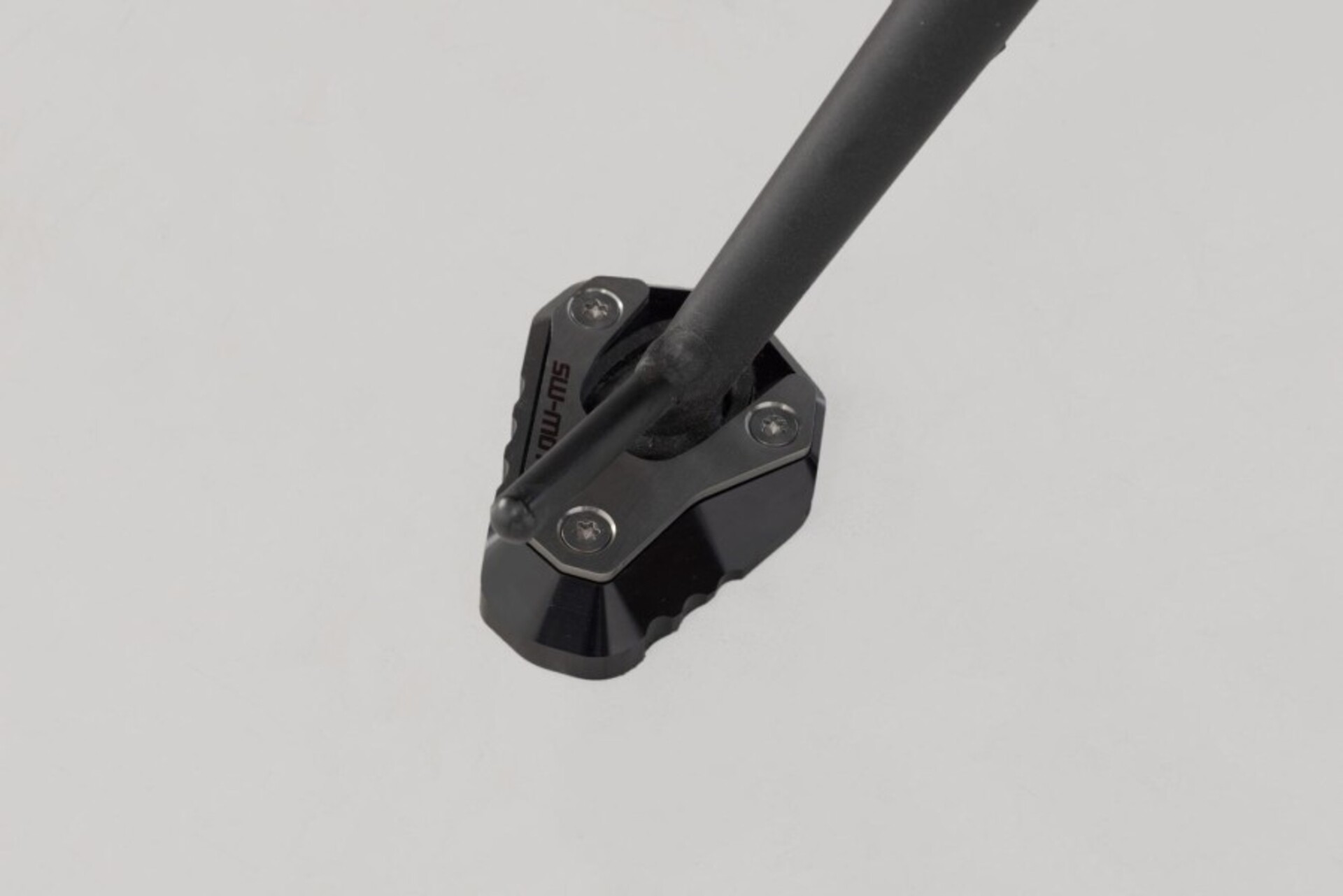 BASE MAGGIORATA PER CAVALLETTO LATERALE-NERO/ARGENTO. KAWASAKI Z650/ Z650RS/ NINJA 650. SW-MOTECH