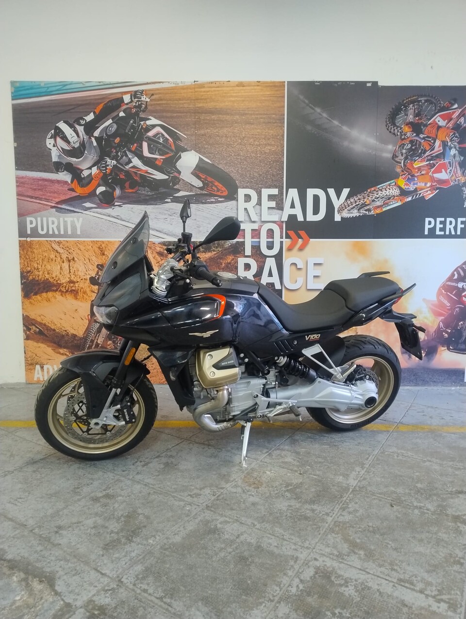 V100 MANDELLO-AZIENDALE MOTO GUZZI