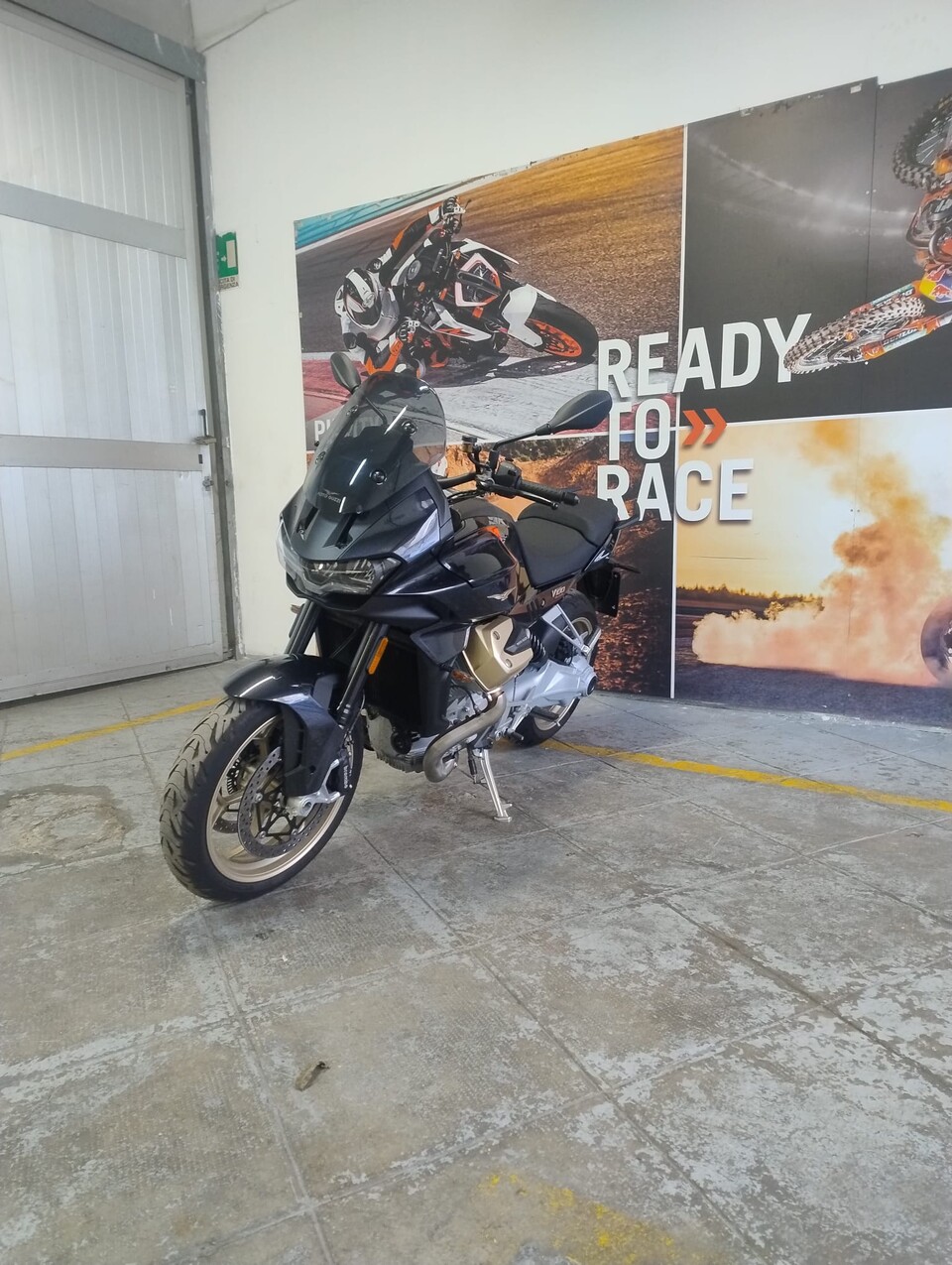 V100 MANDELLO-AZIENDALE MOTO GUZZI