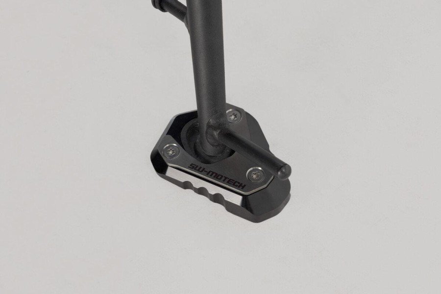 BASE MAGGIORATA PER CAVALLETTO LATERALE-NERO/ARGENTO. KAWASAKI Z650/ Z650RS/ NINJA 650. SW-MOTECH