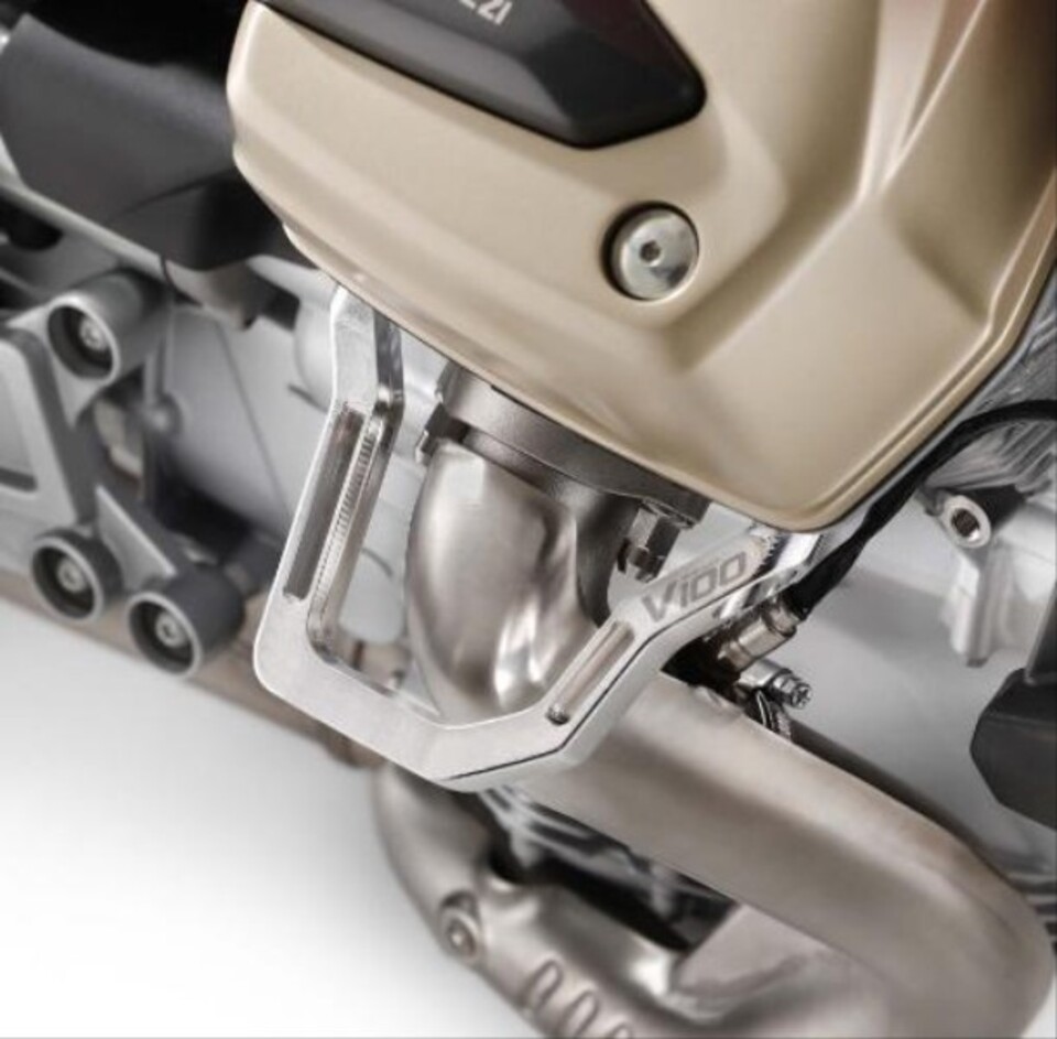 UN PEZZO PROTEZIONE TESTA CILINDRO IN ALLUMINIO -  V100  MOTO GUZZI