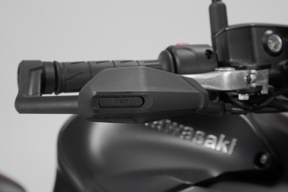 PROTEZIONI DELLA LEVA CON DEFLETTORE VENTO-NERO. KAWASAKI YAMAHA MT09 SW-MOTECH