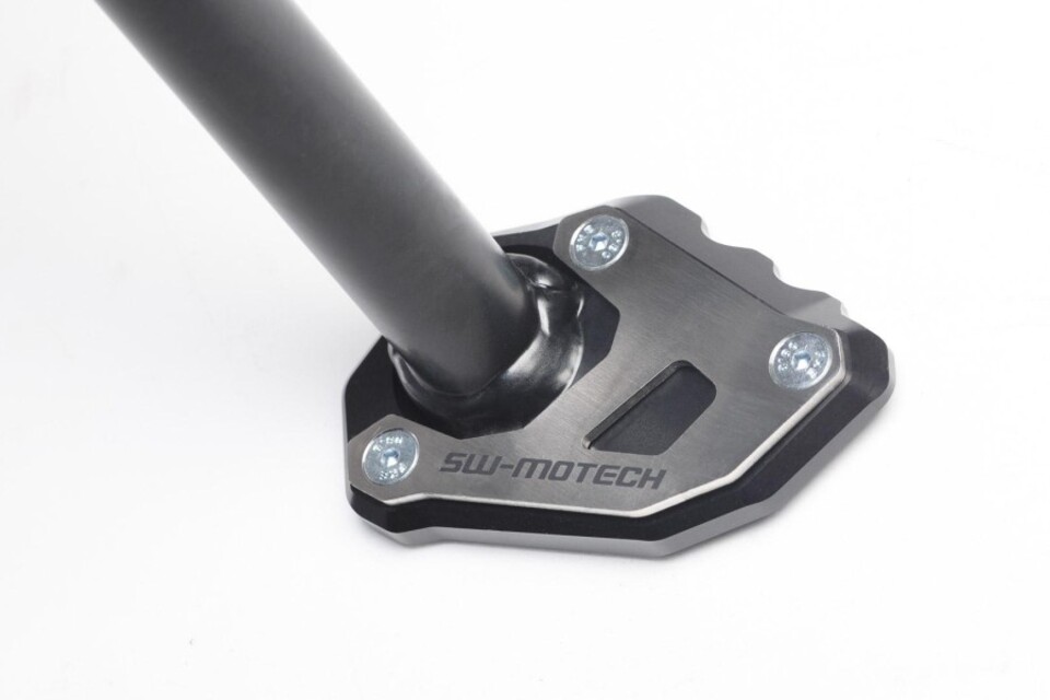 BASE MAGGIORATA PER CAVALLETTO LATERALE-NERO/ARGENTO. KTM 1050/1090/1190 ADV,1290 SADV. SW-MOTECH