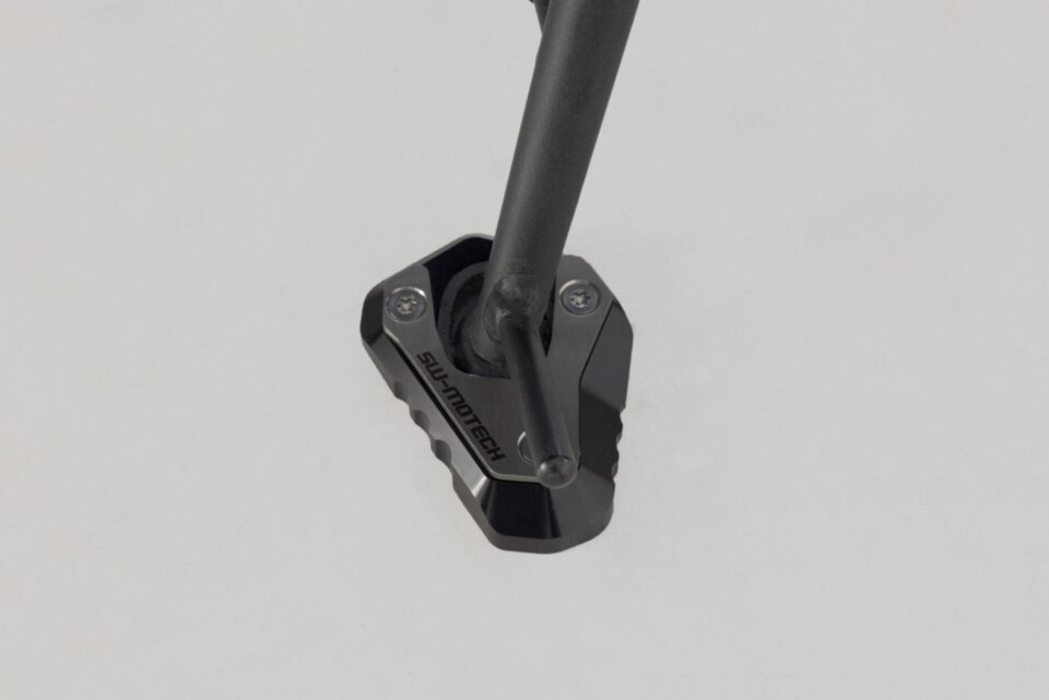 BASE MAGGIORATA PER CAVALLETTO LATERALE-NERO/ARGENTO. KAWASAKI Z650/ Z650RS/ NINJA 650. SW-MOTECH
