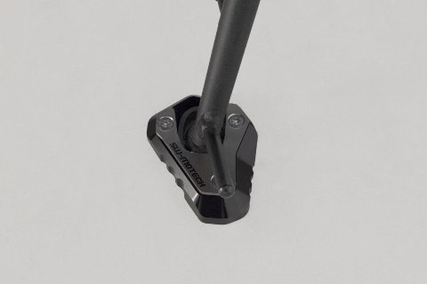 BASE MAGGIORATA PER CAVALLETTO LATERALE-NERO/ARGENTO. KAWASAKI Z650/ Z650RS/ NINJA 650. SW-MOTECH