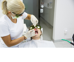 Desensibilizzazione di denti e gengive con laser terapia