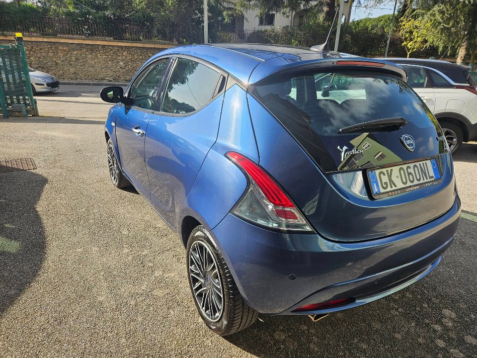 Lancia Ypsilon GOLD Ibrida