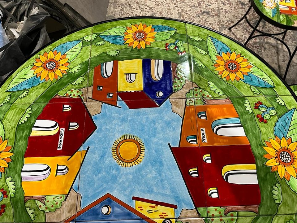 Tavolo tondo d.cm.90 - Casette con Girasoli Nino Parrucca in ferro e ceramica