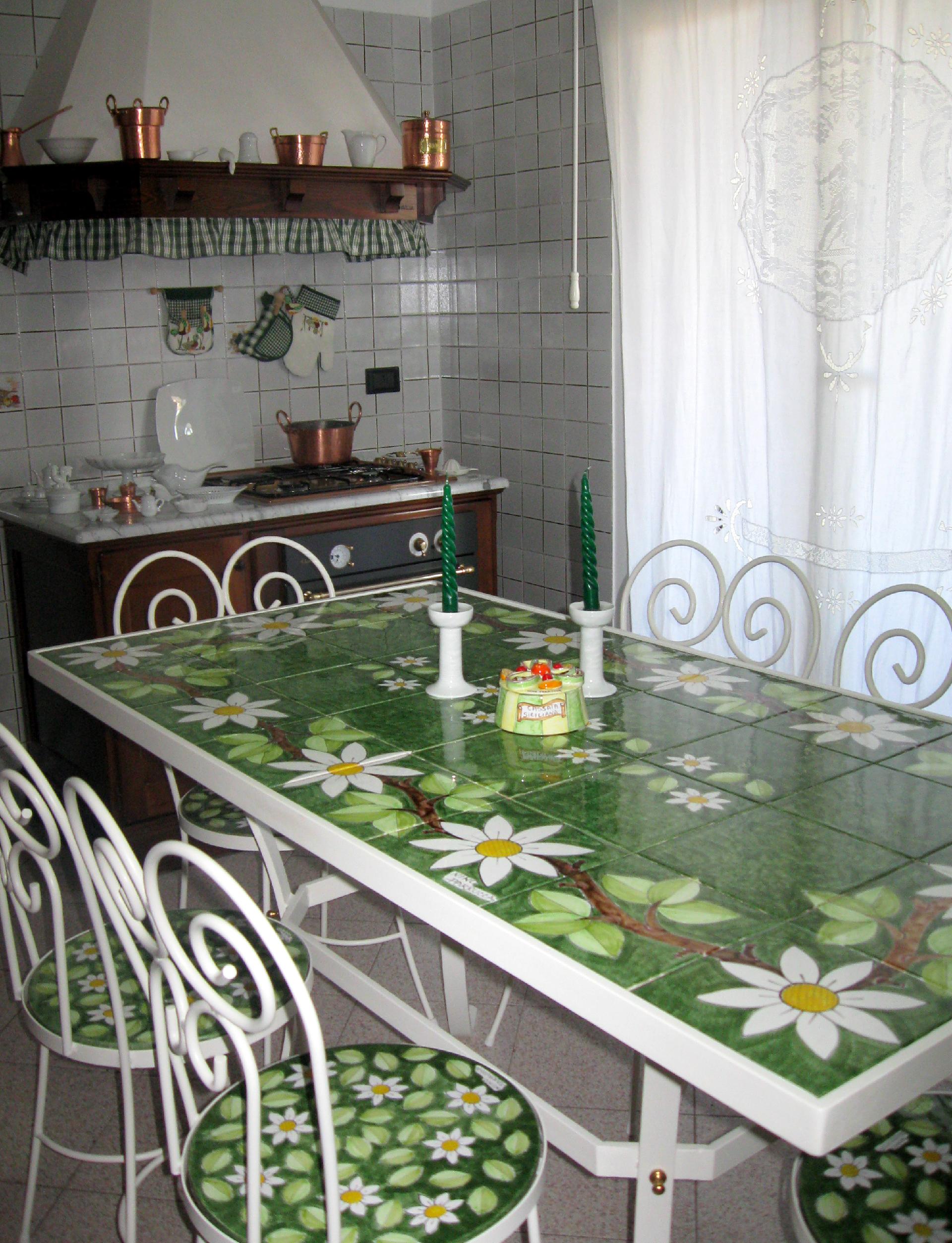 Tavolo rettangolare 162x82  - Margherite fondo verde Nino Parrucca in ferro e ceramica