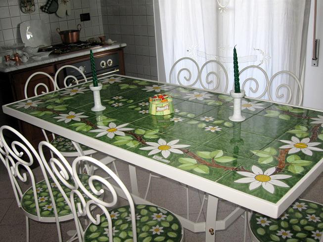 Tavolo rettangolare 162x82  - Margherite fondo verde Nino Parrucca in ferro e ceramica