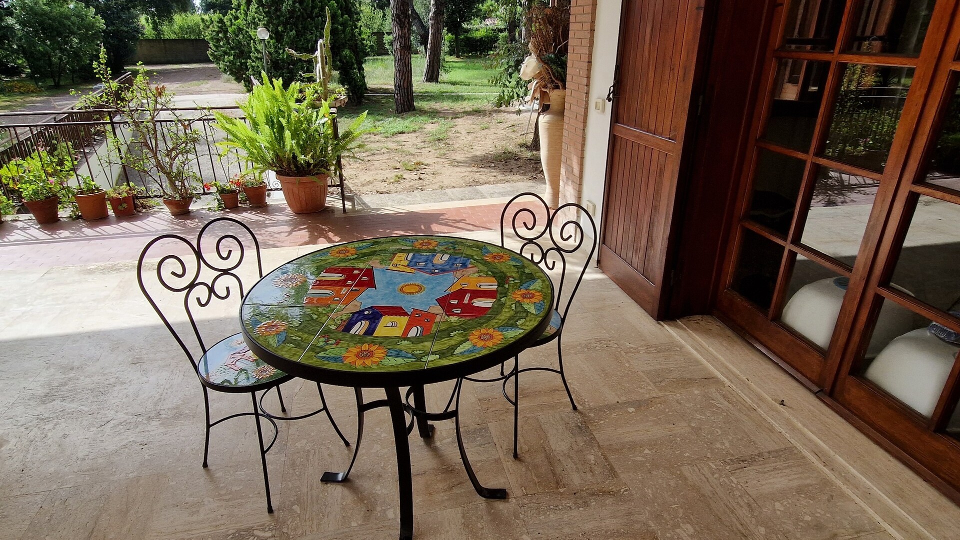 Tavolo tondo d.cm.90 - Casette con Girasoli Nino Parrucca in ferro e ceramica