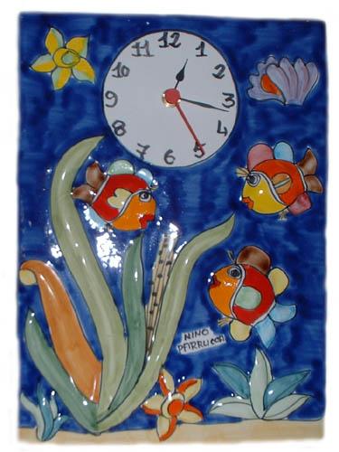 Orologio con pesci a rilievo in ceramica Nino Parrucca