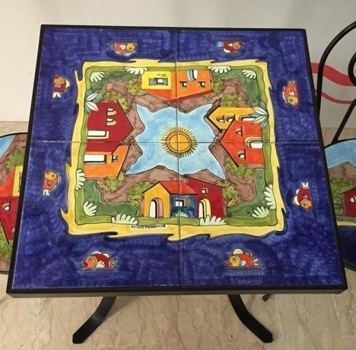 Tavolo quadrato - Casette con mare blu e pesci Nino Parrucca in ferro e ceramica