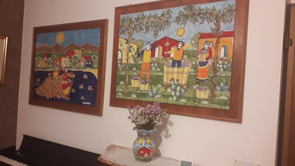 Fioriera alta smerlata decoro paesaggio di casette Nino Parrucca