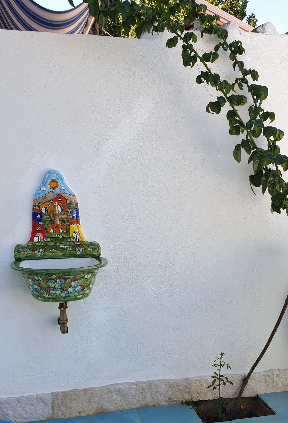Lavabo con parete - paesaggio di casette Nino Parrucca in ceramica