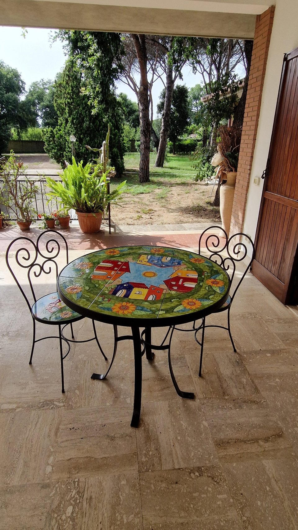 Tavolo tondo d.cm.90 - Casette con Girasoli Nino Parrucca in ferro e ceramica