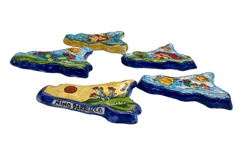 Piastrella a forma di Sicilia cm.18x8,5x1,5 Nino Parrucca