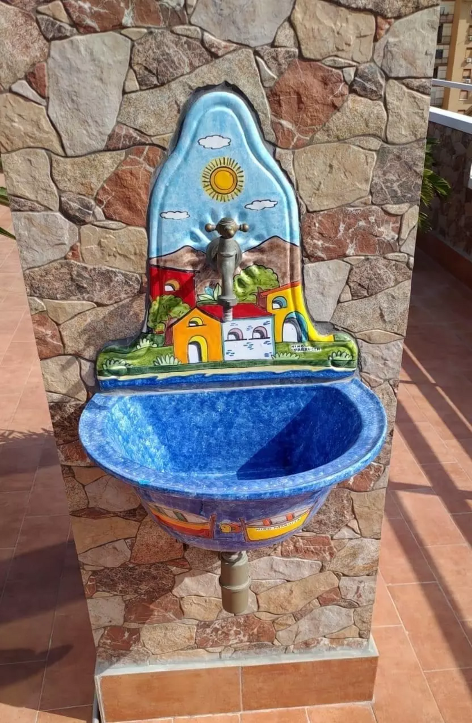 Lavabo con parete - paesaggio di casette con mare v.azzurro Nino Parrucca in ceramica