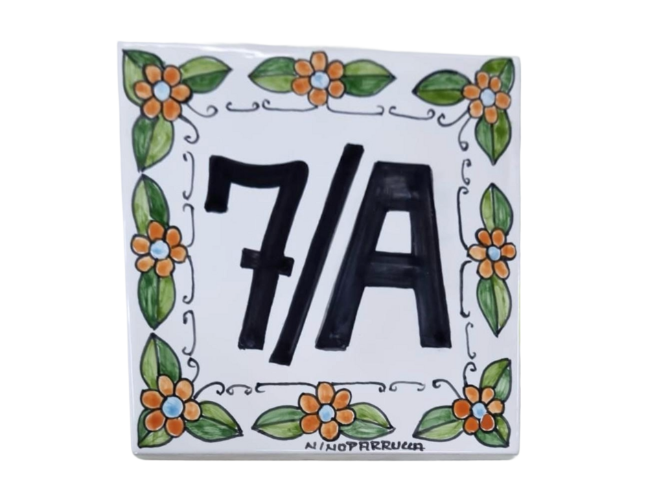 Piastrella personalizzata fiori arancio fondo bianco Nino Parrucca in ceramica