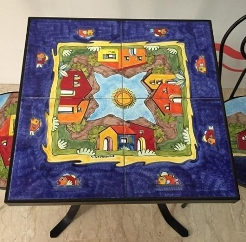 Tavolo quadrato - Casette con mare blu e pesci Nino Parrucca in ferro e ceramica