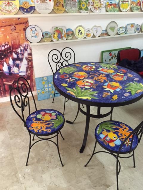 Tavolo e sedie in ferro e ceramica Nino Parrucca decoro Fondale Marino Blu