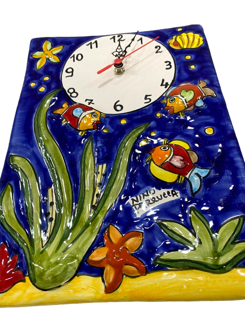 Orologio con pesci a rilievo in ceramica Nino Parrucca