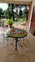 Tavolo d.cm.90 con/senza sedie in ferro e ceramica decoro Casette con Girasoli Nino Parrucca