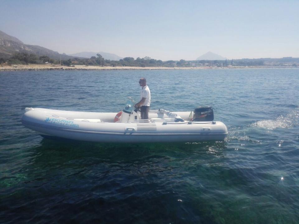 Noleggio Gommone San Vito Lo Capo: MARSHALL M100 CON EVINRUDE 40/60  2 TEMPI INIEZIONE MAX 6 PERSONE
