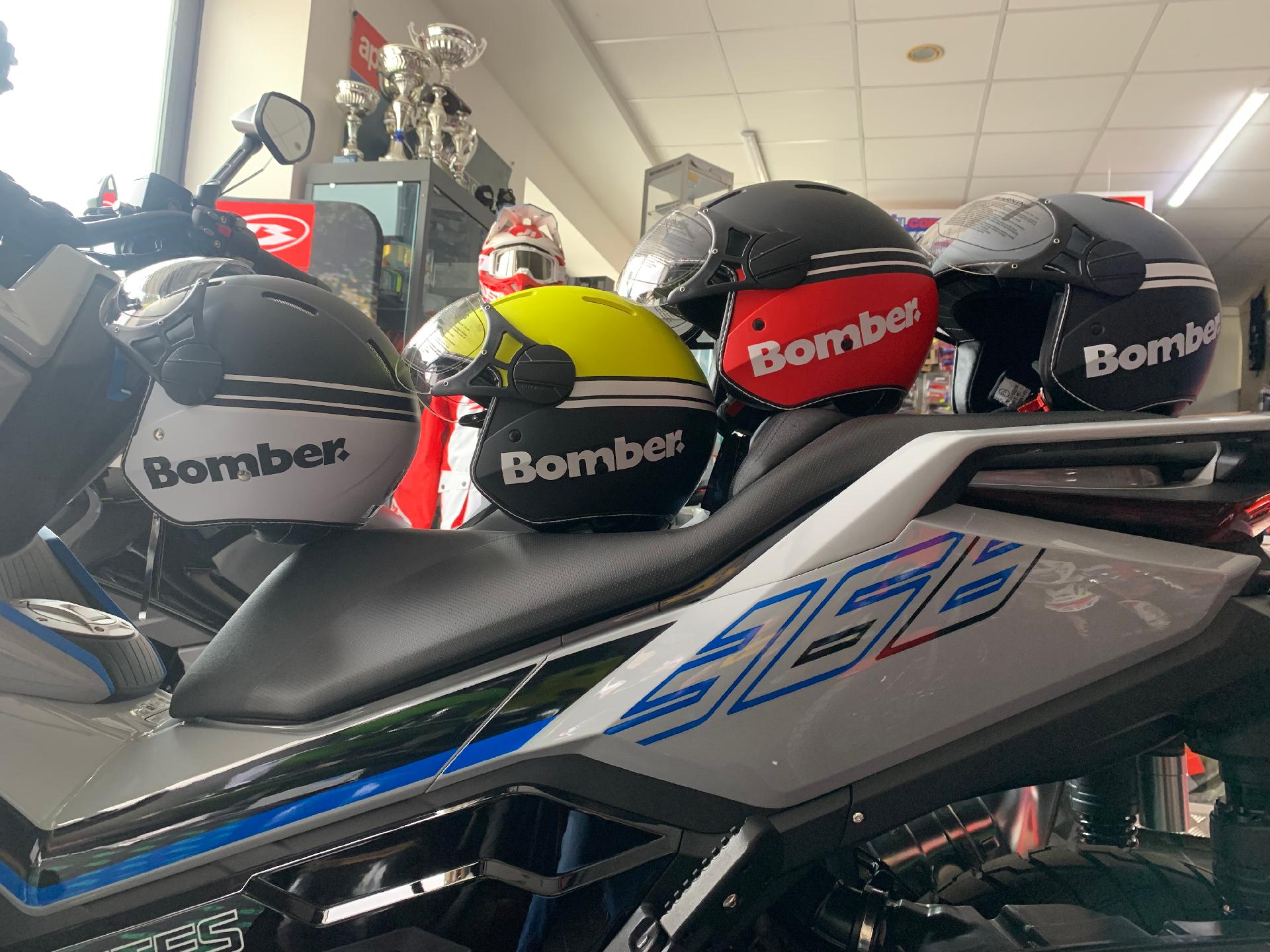 Nuovi caschi BOMBER
